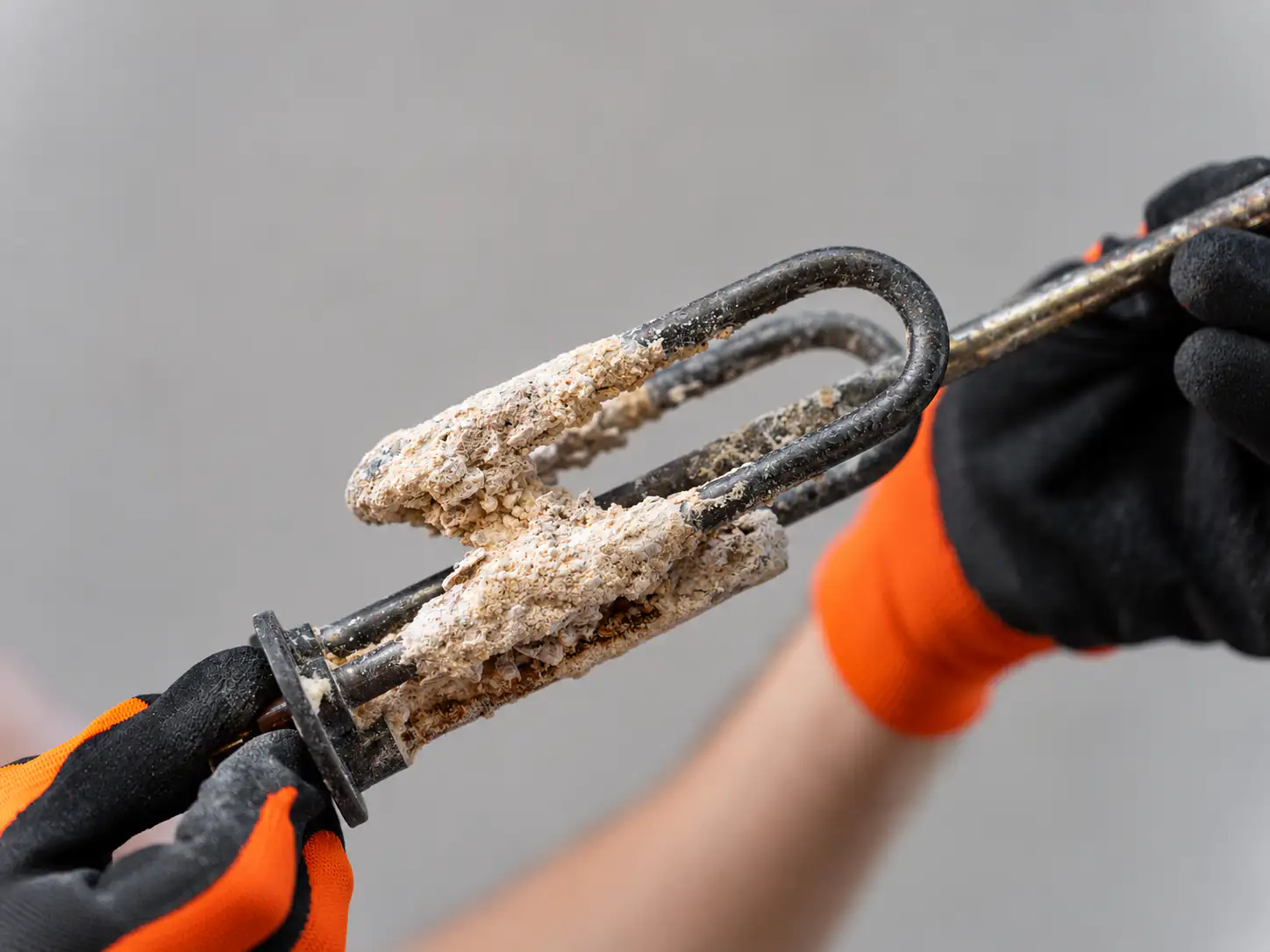Naslage kamenca na električnom grijaču bojlera prije čišćenja i uklanjanja mineralnih naslaga